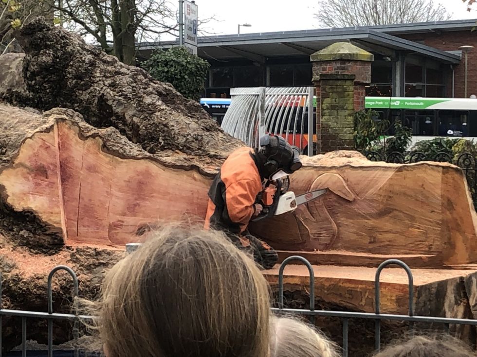 Tree Chain Saw Sculptor in action